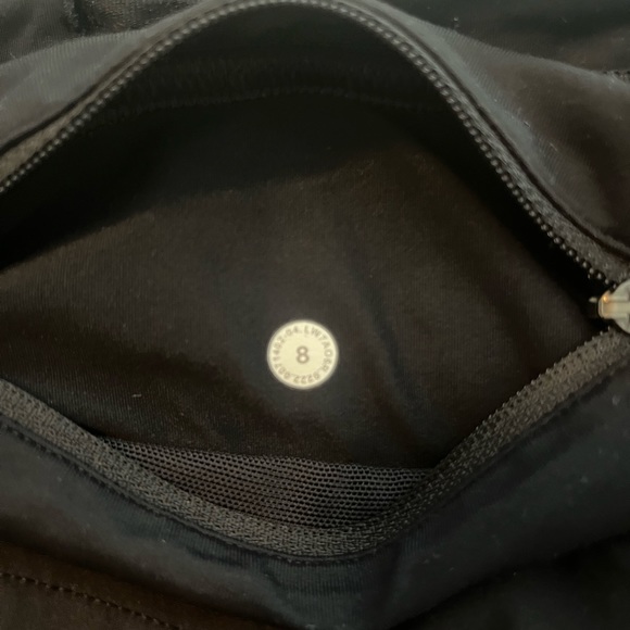 Lululemon size 8 speed up low rise 2.5 inseam BLACK - Picture 3 of 4